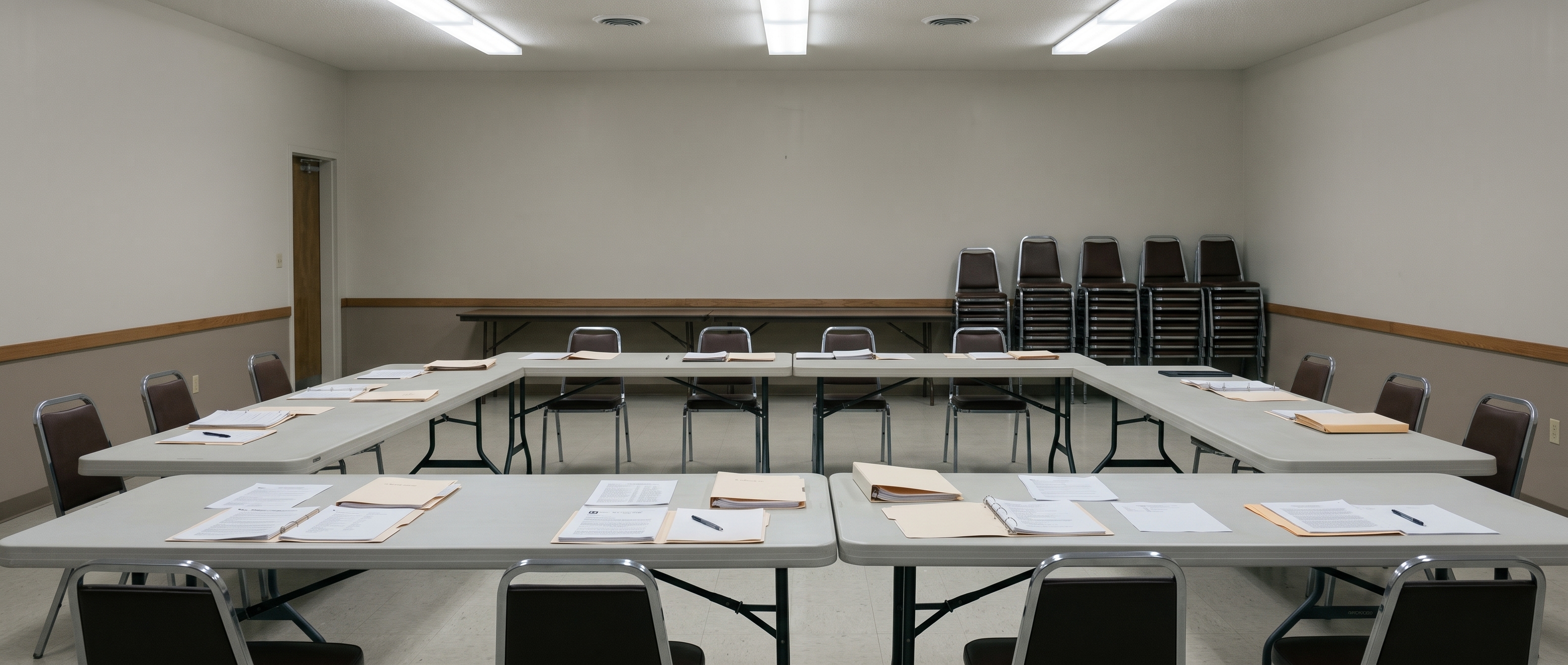 Salle de réunion, dossiers ouverts
