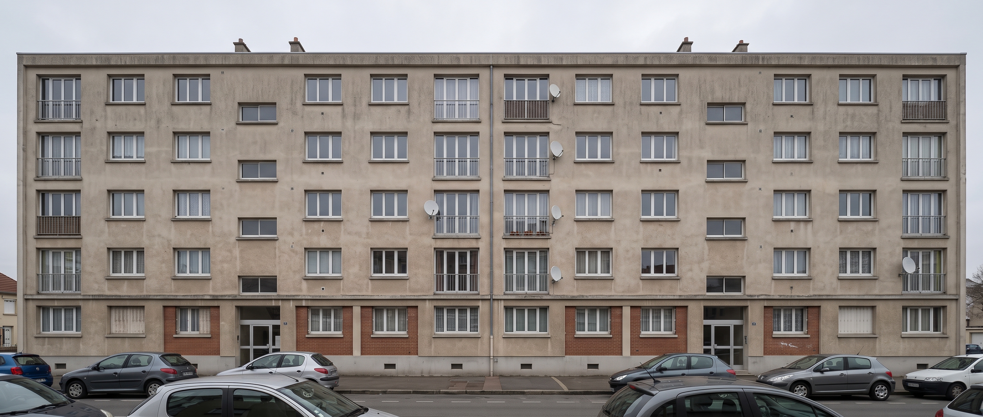 Chantier en site occupé : échafaudage devant une façade habitée
