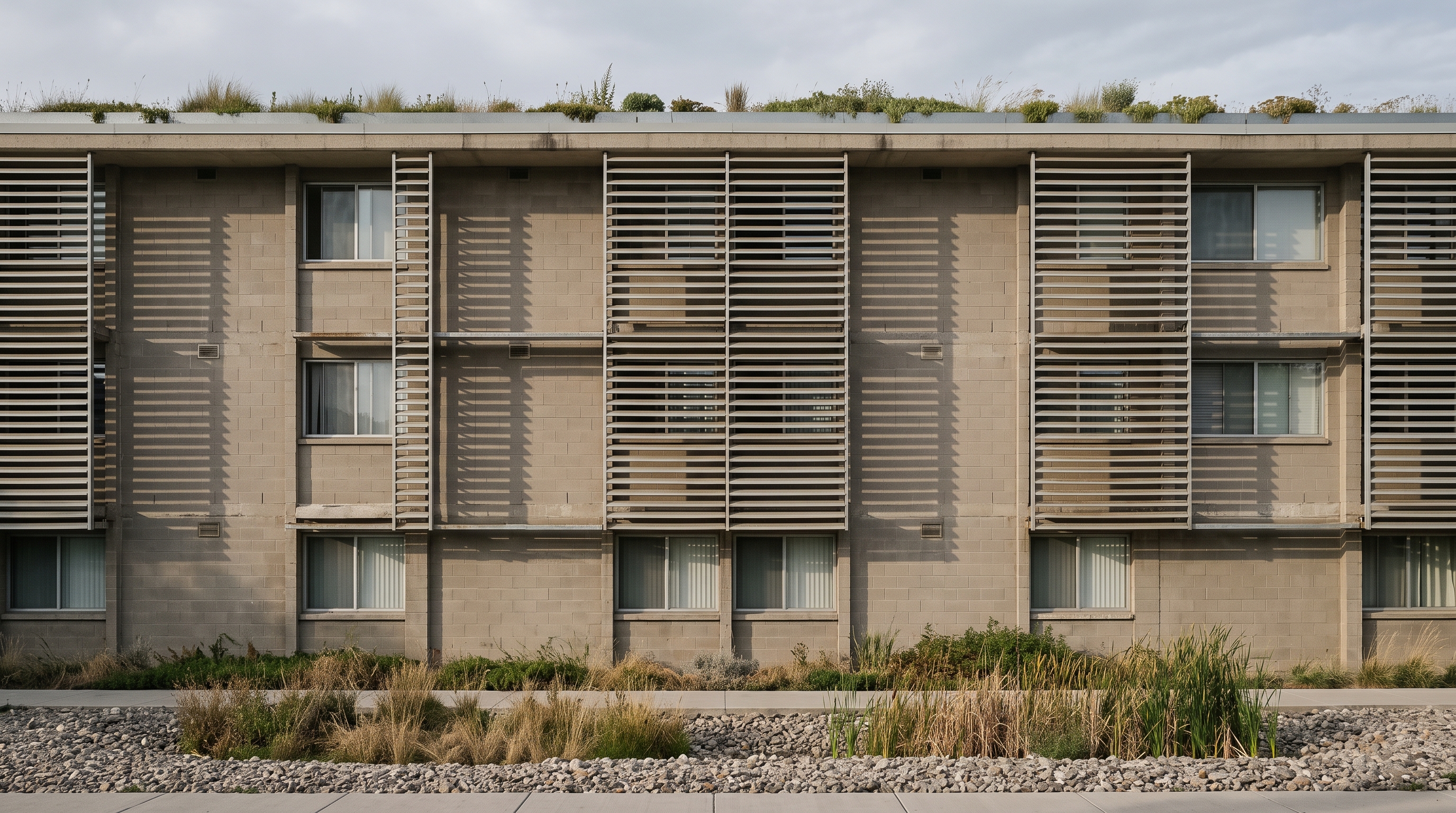 Façade équipée de brise-soleil orientables, toiture végétalisée en couronnement